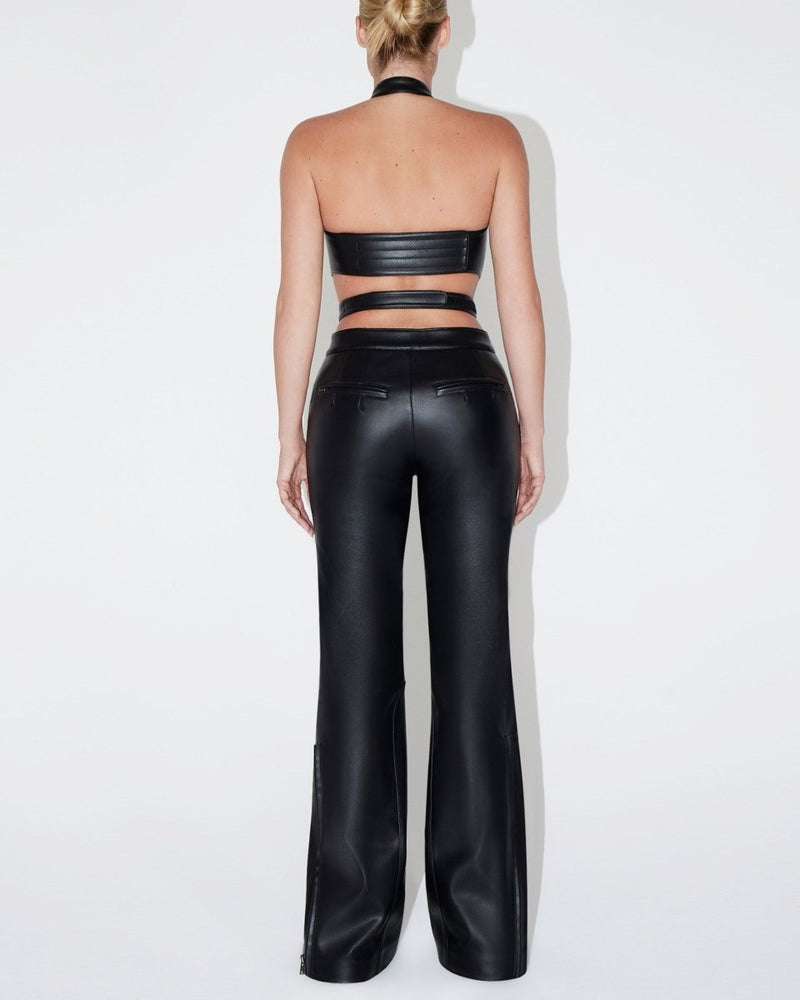 Belle fille soumise en pantalon de cuir avec un cul si énorme se prend une bite Belle fille soumise en pantalon de cuir avec un cul si énorme se prend une bite
